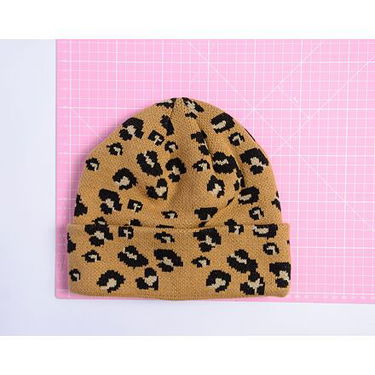 Шапка New Era Medium Knit Wide Leopard Beanie Кафяво | 60565280, 1