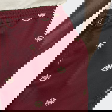 Спортни панталони adidas Originals Graphics Archive Chino Pants Бургунди | IC5768, 2