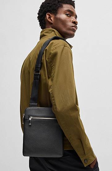 Чанта през рамо BOSS Grained Italian Leather Envelope Bag with Embossed Logo and Front Zip Pocket Черно | 50529289, 1
