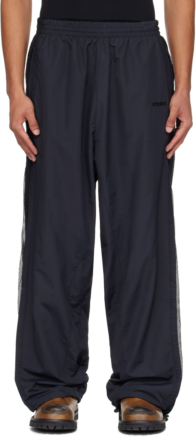 Спортни панталони VETEMENTS VETEMENTS Mesh Panel Track Pants Черно | UH76GP700B