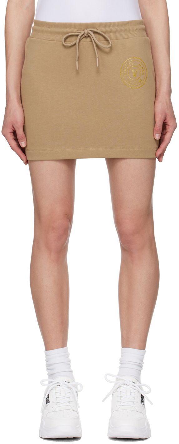 Пола Versace Jeans Couture Tan V-Emblem Miniskirt Бежово | E76HAEG06_ECF01G