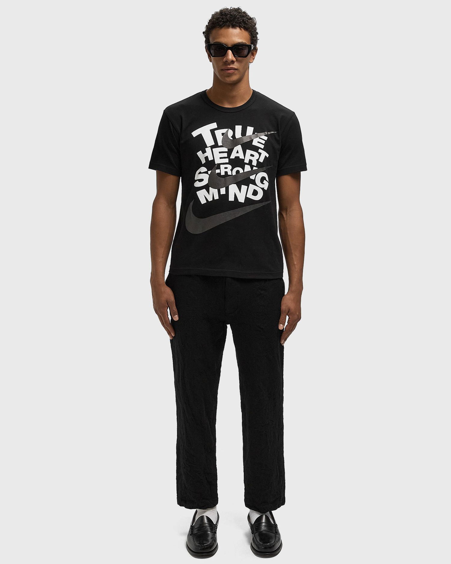 Тениска Comme des Garçons T-Shirt True Heart Strong Mind Graphic Черно | 1P-T104-W25-1, 1