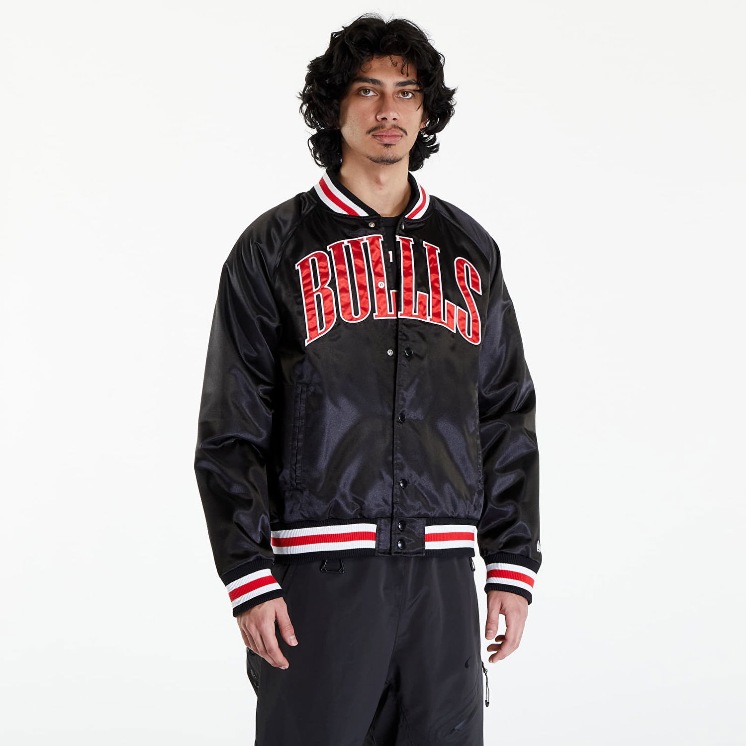 Яке бомбър New Era Chicago Bulls NBA Applique Satin Bomber Jacket UNISEX Black/ Front Door Red Черно | 60435456, 0