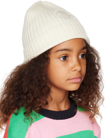 Шапка Moncler Moncler Enfant Kids Ribbed Knit Patch Beanie Бяло | I29543B00010M1131, 1