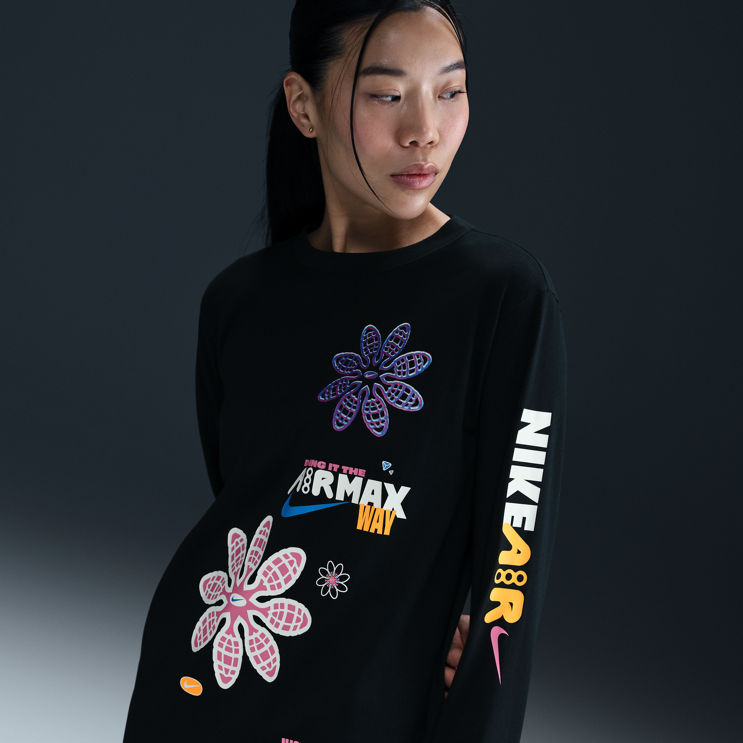 Пуловер Nike Nike Sportswear Long Sleeve Loose Fit Graphic T-Shirt Черно | HF9529-010, 1