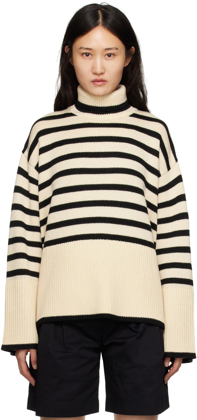 Пуловер TOTEME Signature Stripe Turtleneck Sweater Бежово | 212-562-758