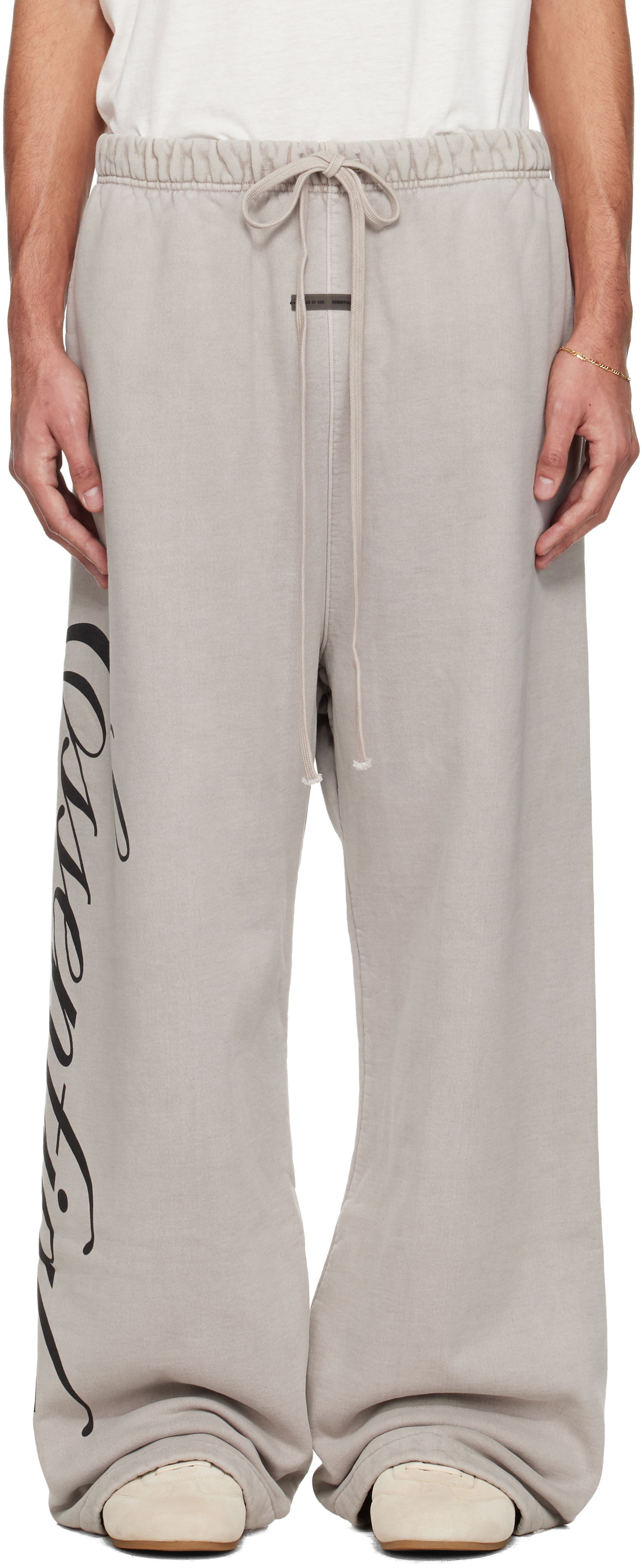 Спортни панталони Fear of God ESSENTIALS Holiday Script Logo Wide-Leg Heavy Fleece Lounge Sweatpants Бежово | 130HO258381F, 0