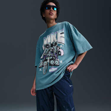 Тениска Nike Nike Sportswear Essential Loose Fit Short-Sleeve T-Shirt Зелено | HF9691-006, 1
