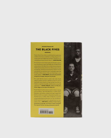 Книга и списание gestalten The Black Fives: The Epic Story Of Basketball’s Forgotten Era" By Claude Johnson Черно | 9781419744365, 1