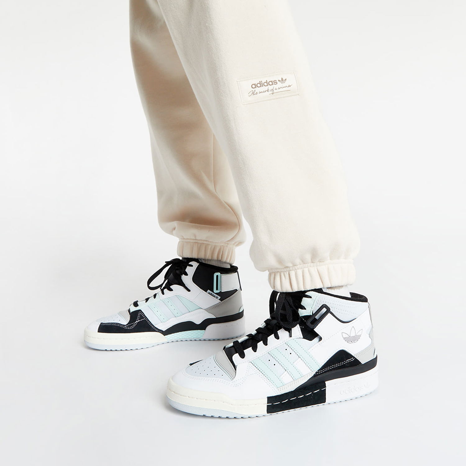 Спортни панталони adidas Performance Trefoil Linear Sweat Pants Бежово | HM2671, 1