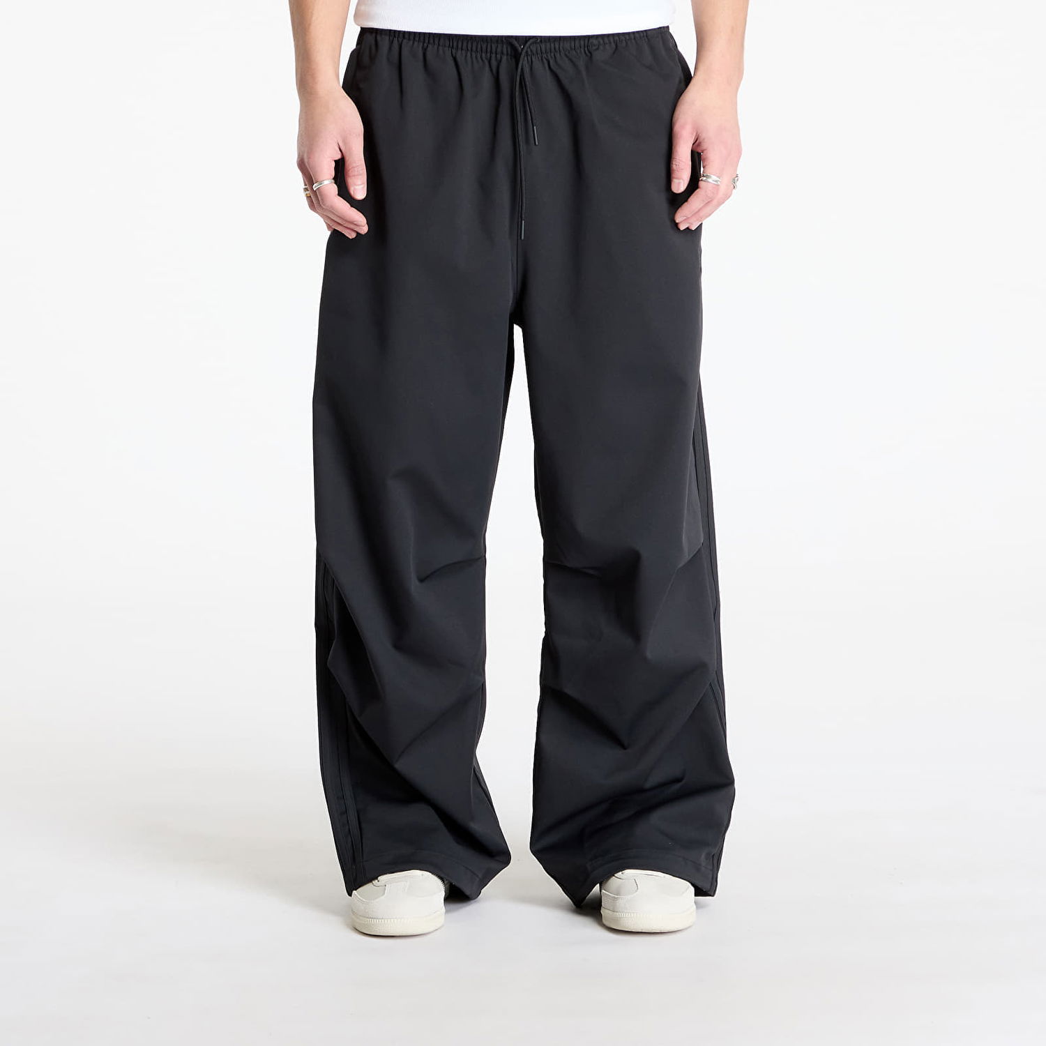 Спортни панталони adidas Originals Parachute Pants Черно | IY2075, 0