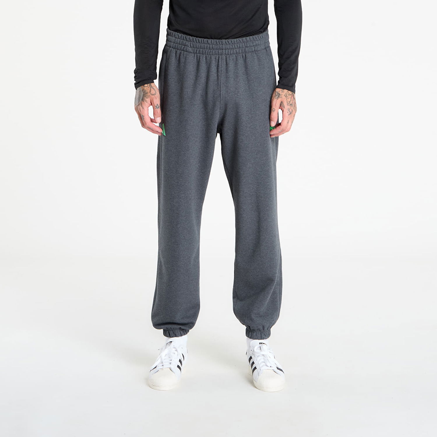 Спортни панталони adidas Performance Mercedes - AMG Petronas Formula One Team Premium Sweat Joggers Сиво | JX8777, 0