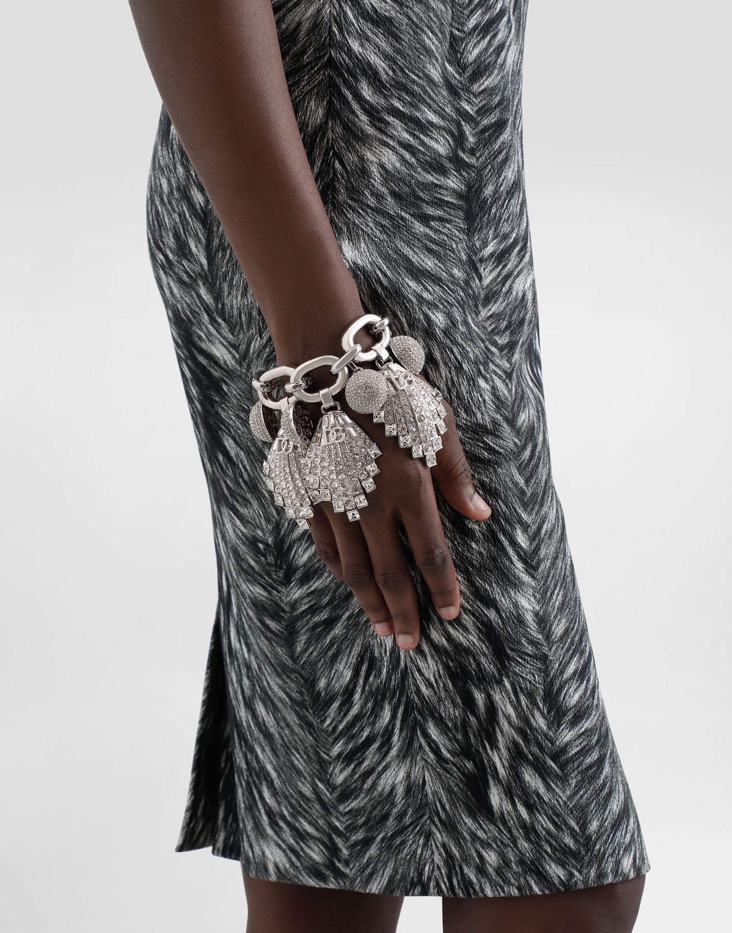 Гривна Dolce & Gabbana Dolce & Gabbana Rhinestone Maxi-Bracelet with Chain and DG Logo Металик | WBR2E5W111187655, 1