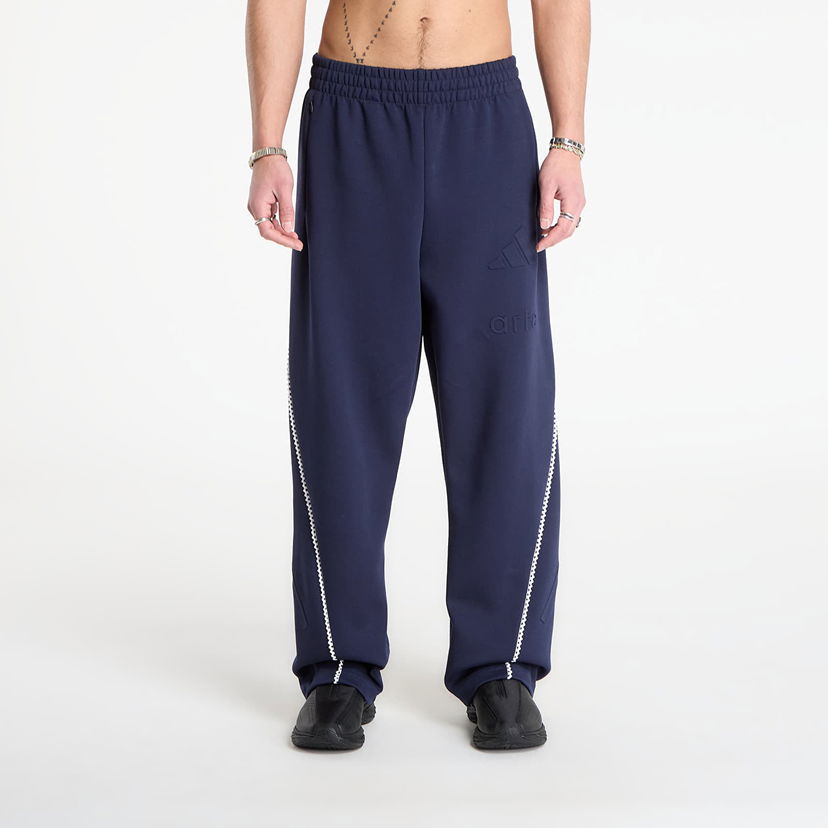 Спортни панталони adidas Performance Z.N.E. x arte Relaxed Fit Embossed Trackpants Тъмно синьо | KD1637
