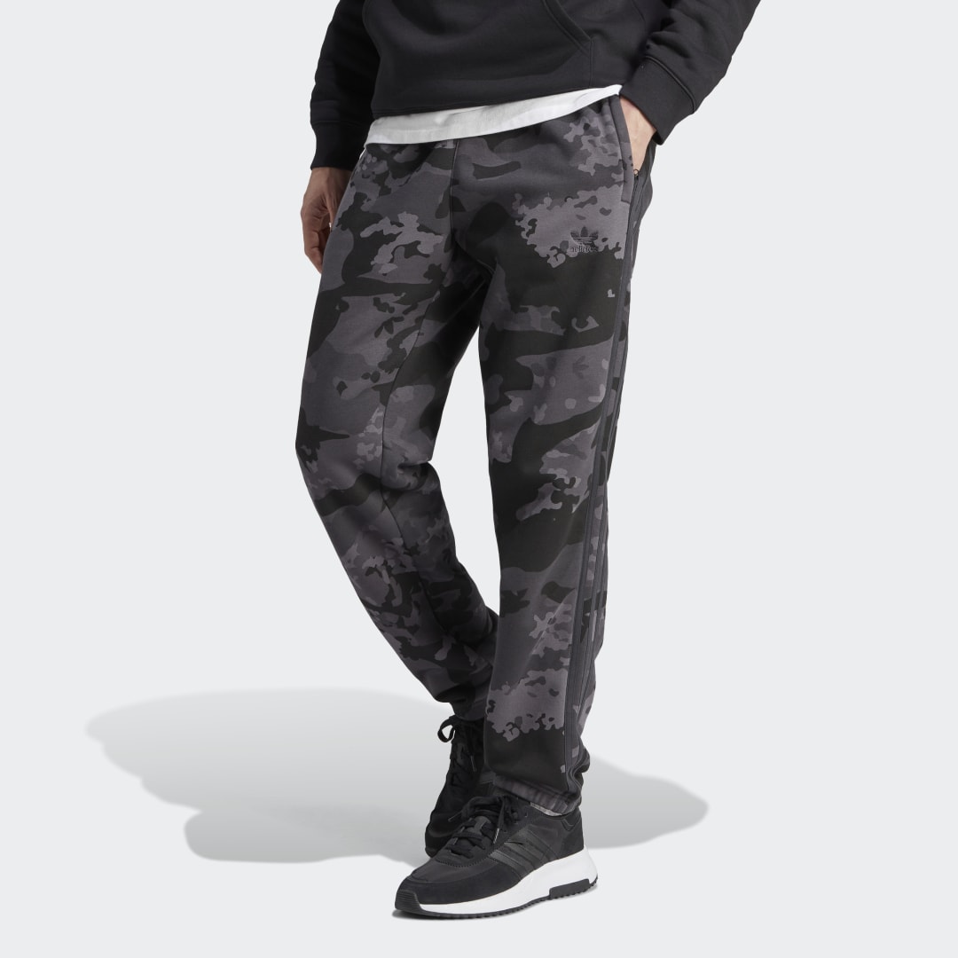 Спортни панталони adidas Originals Graphics Camo Pants Черно | IK3539, 1