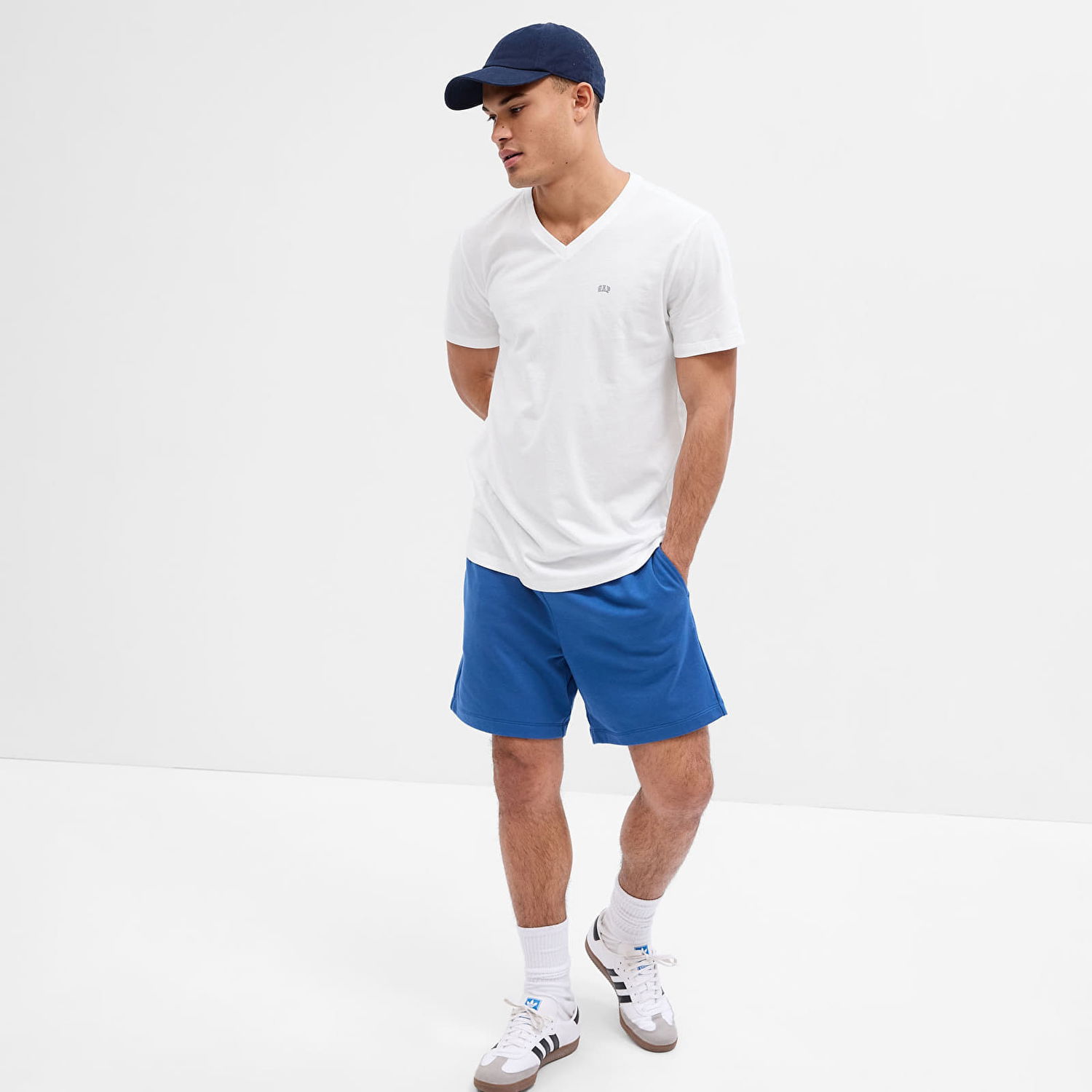Тениска GAP Micro Logo Vee Neck Tee White V2 Global Бяло | 753771-00, 0