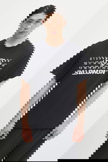 Тениска Maison Margiela MM6 Maison Margiela x Salomon Printed T-Shirt Черно | SH0GC0051, 0