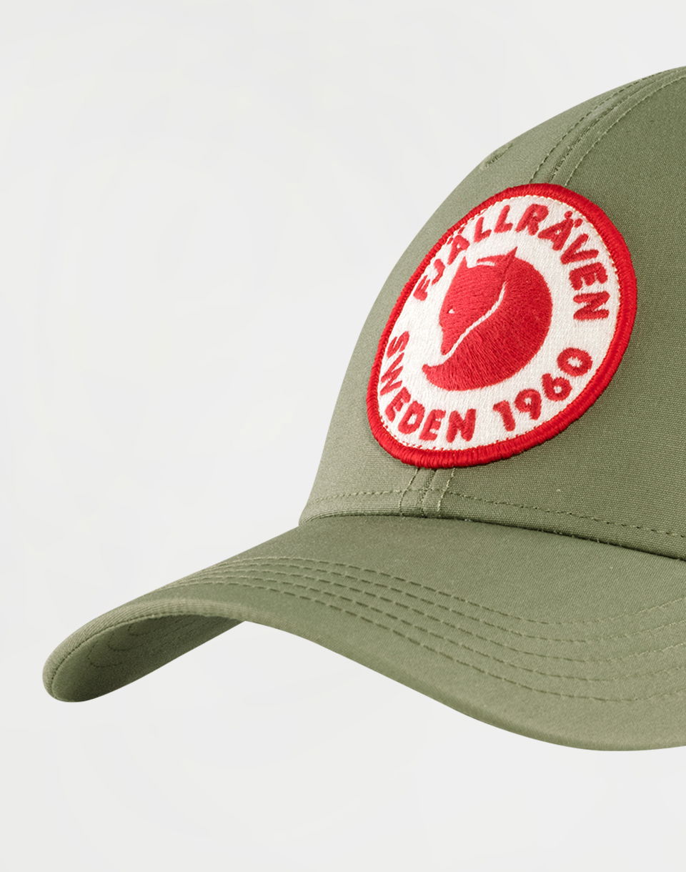 Шапка с козирка FJÄLLRÄVEN 1960 Logo Langtradarkeps Зелено | 78138-620, 1