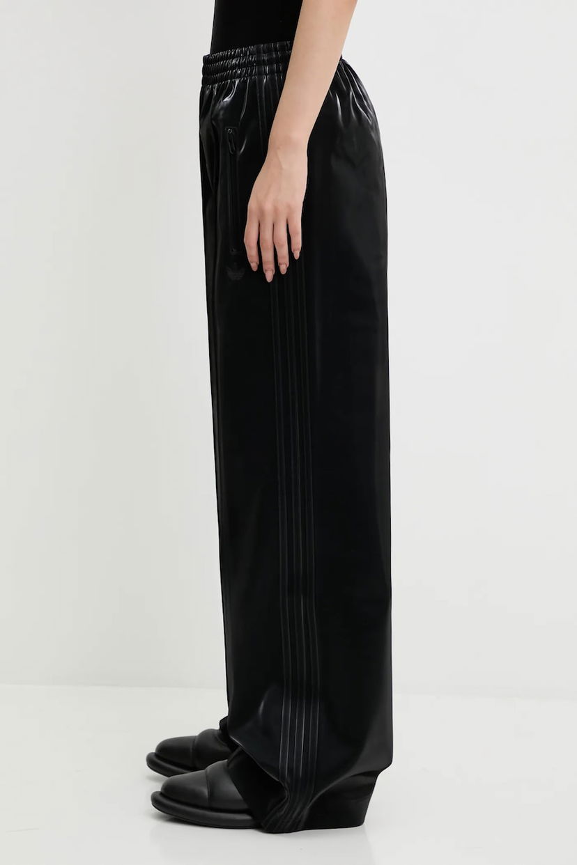 Спортни панталони adidas Originals adidas Originals Holiday Tp Track Pants Черно | JV7503