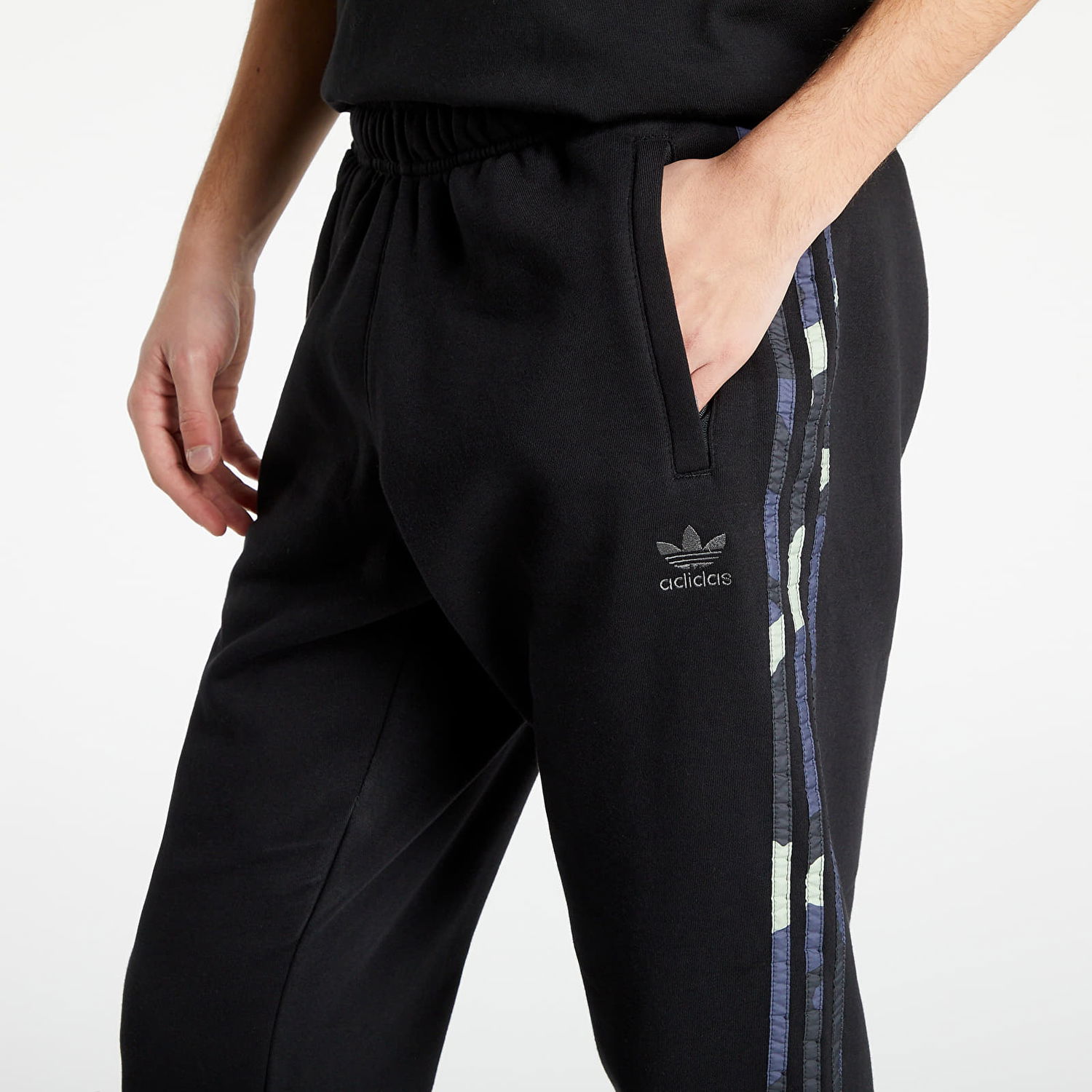 Спортни панталони adidas Originals Camo Pants Черно | HF4878, 1