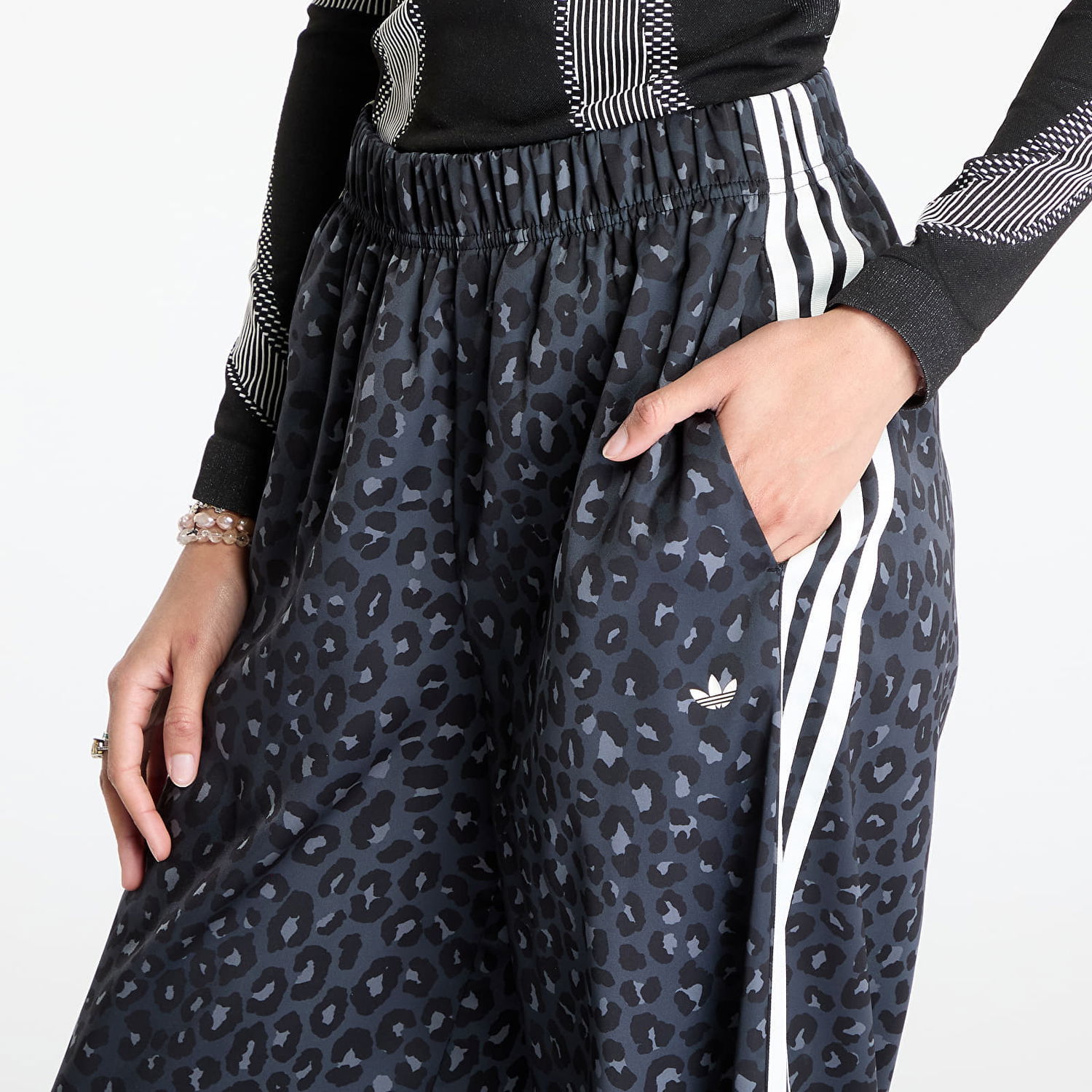Спортни панталони adidas Originals Originals Wide Leg Satin Joggers Черно | KA2667, 1