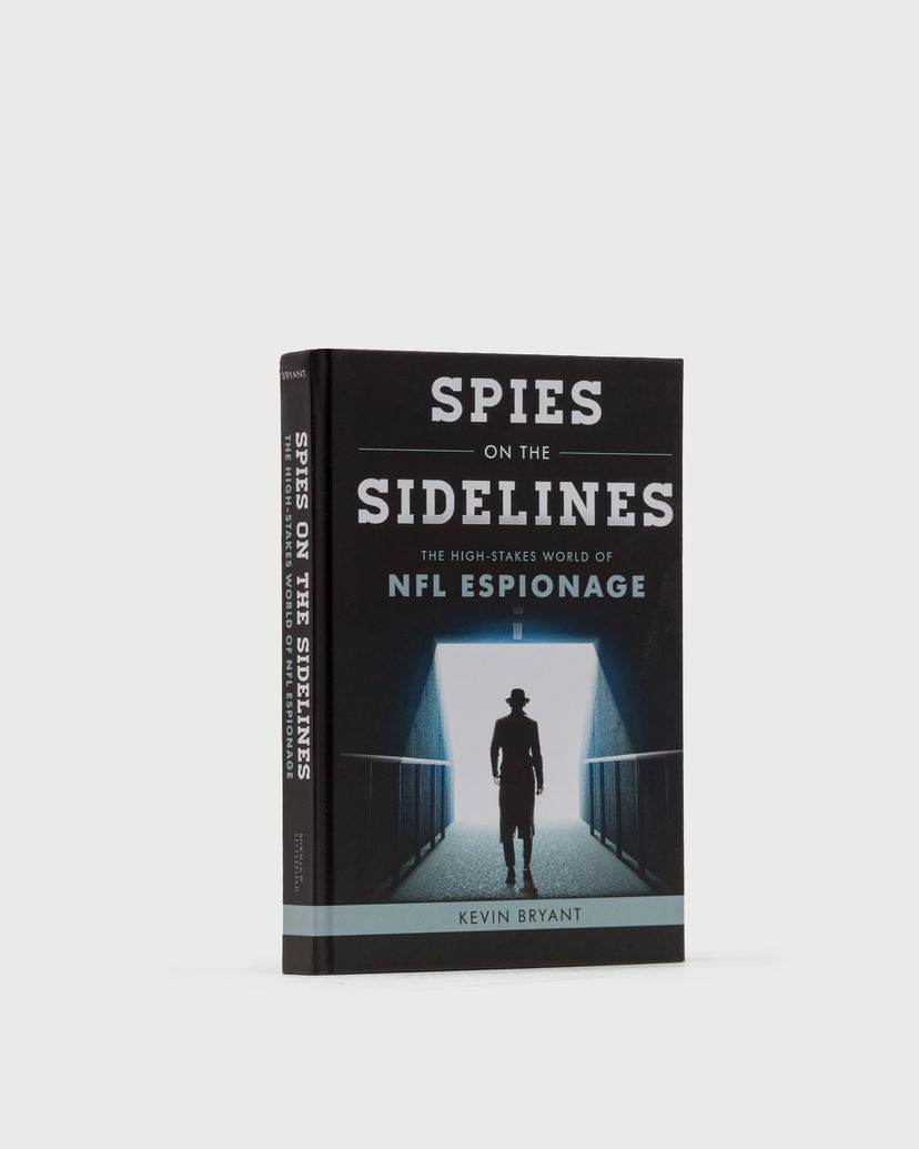 Книга и списание gestalten Spies On The Sidelines Book Черно | 9781538166376