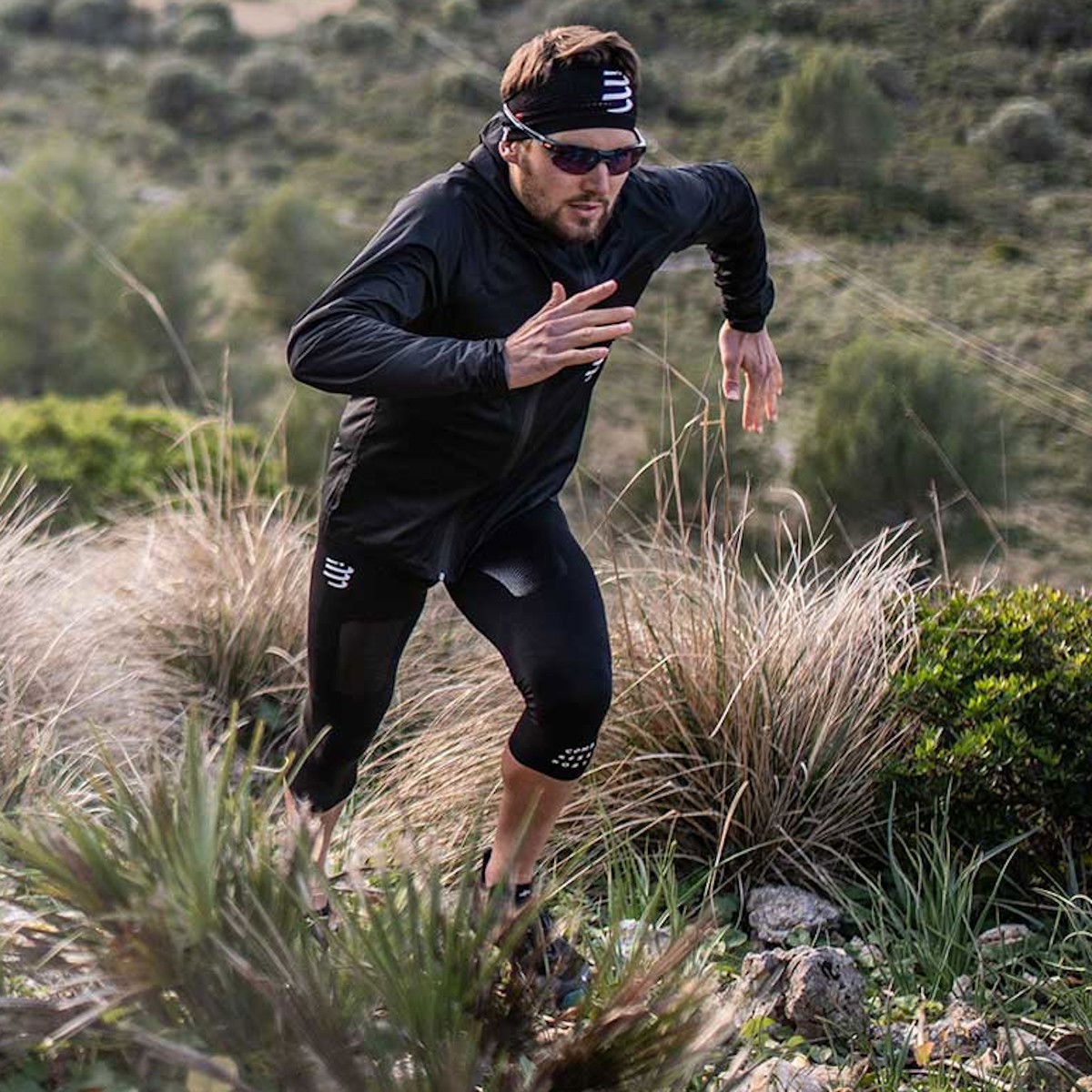 Ветровка Compressport Hurricane Waterproof 10/10 Hooded Jacket Черно | am00009b-990, 1
