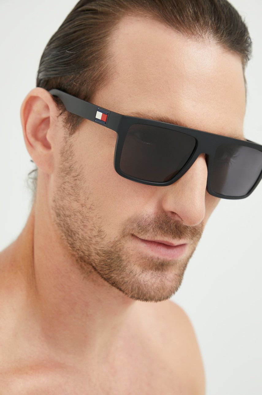 Слънчеви очила Tommy Hilfiger Tommy Hilfiger Square Sunglasses Черно | TH.1605/S, 0