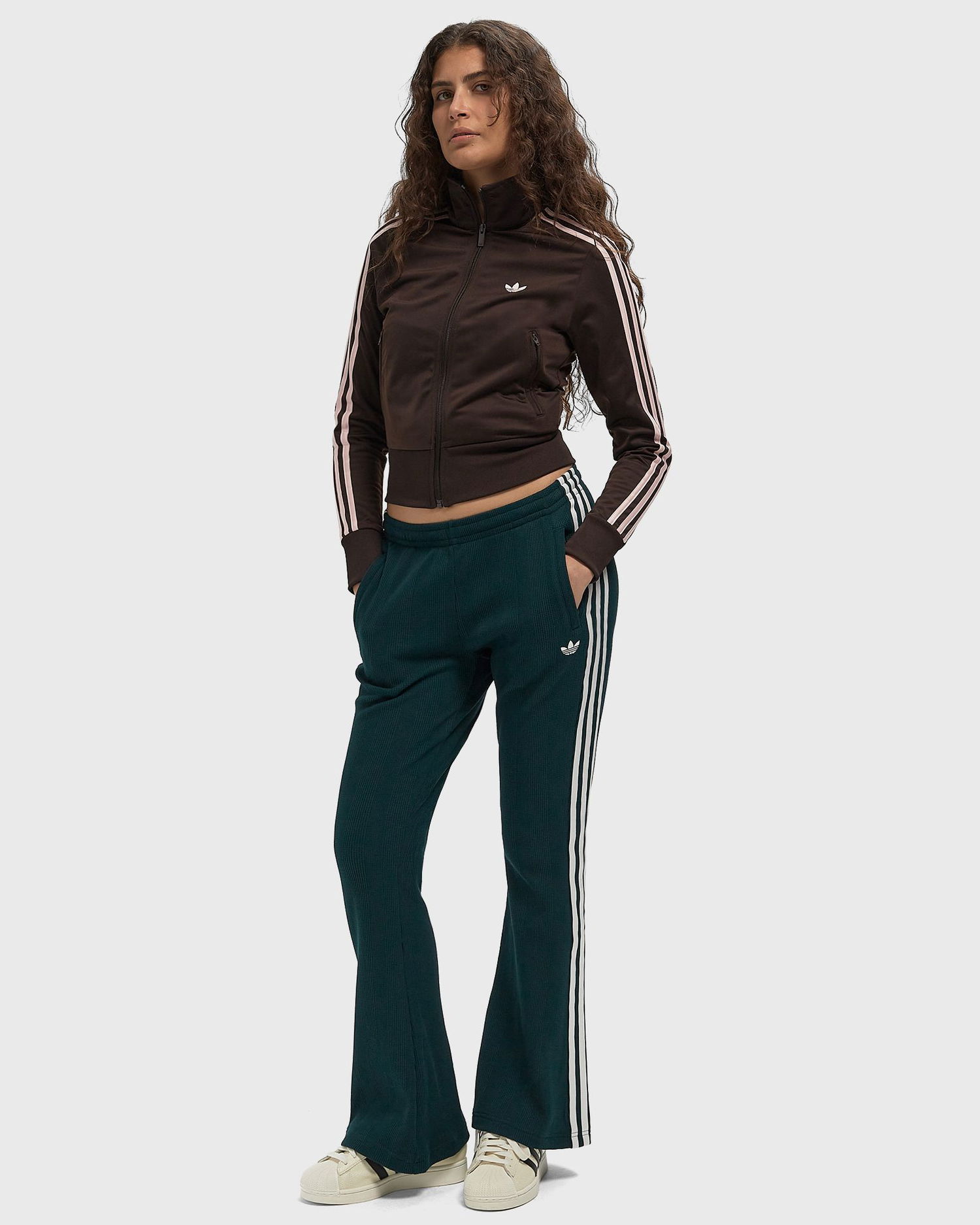 Спортни панталони adidas Originals Three-Stripe Waffle Flared Track Pants Зелено | KS7794, 1