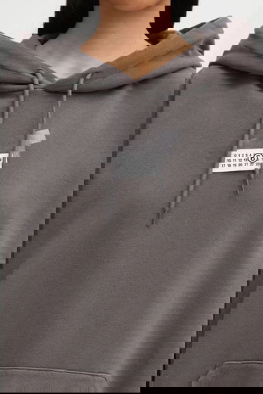 Суитчър Maison Margiela MM6 Oversized Cropped Hoodie with Raw-Cut Hem and Numbered Appliqué Сиво | S62GU0142.M25024.810, 3