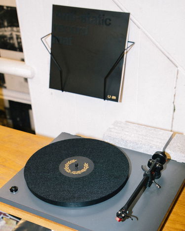 Аксесоари Fred Perry Fred Perry x Amy Winehouse Anti Static Vinyl Slipmat Черно | MS2713-102, 2