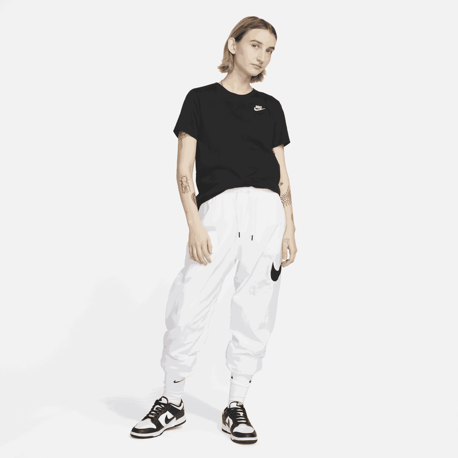 Тениска Nike Sportswear Club Essentials Tee Черно | DX7902-010, 1