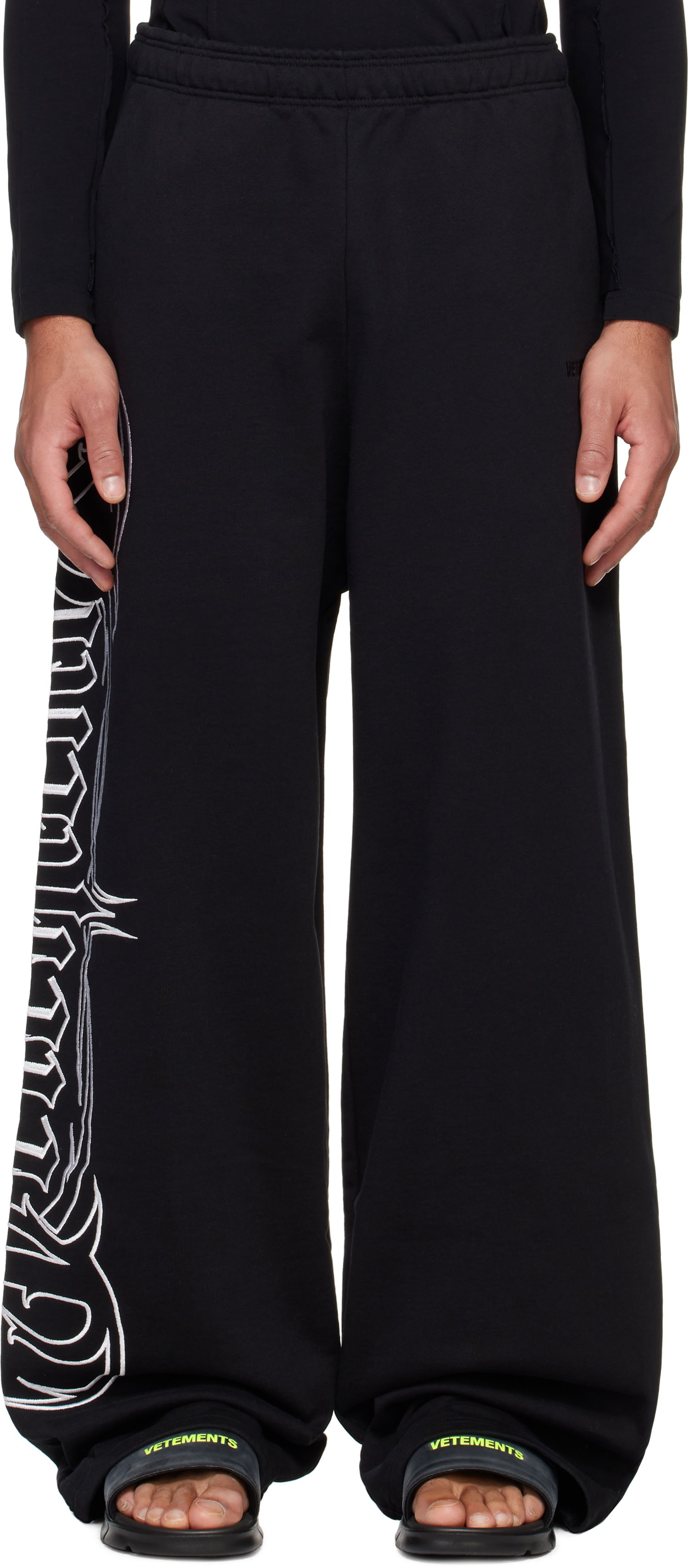 Спортни панталони VETEMENTS Metal Embroidered Sweatpants Черно | UA66SP620B, 0