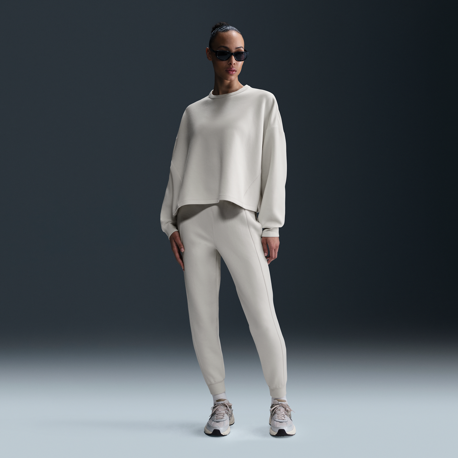 Пуловер Nike Nike 24.7 ImpossiblySoft Dri-FIT Relaxed Fit Crew Neck T-Shirt Бежово | HQ8193-104, 1