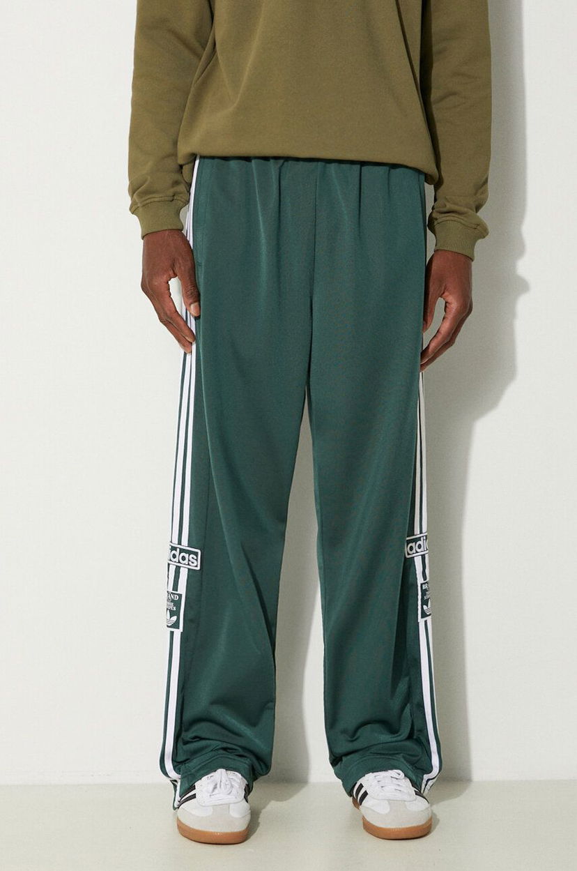 Спортни панталони adidas Originals Sweatpants With Application Зелено | IY9928