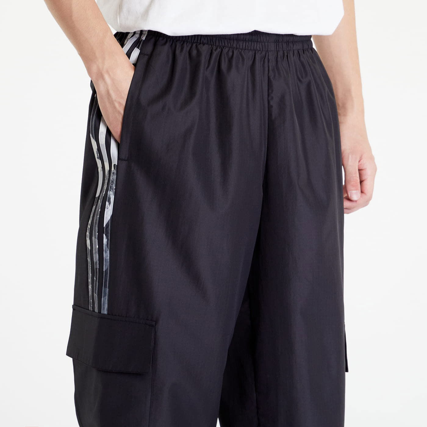 Спортни панталони adidas Originals Camo Cargo Pant Черно | HK2809, 1