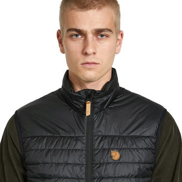 Жилетка FJÄLLRÄVEN Abisko Padded Vest Черно | 83775-550, 3