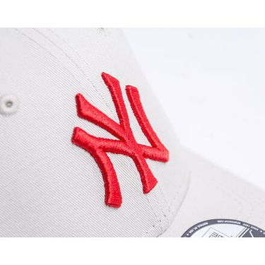 Шапка с козирка New Era 9FORTY MLB League Essential New York Yankees - Stone / Red Бяло | 60240312, 3