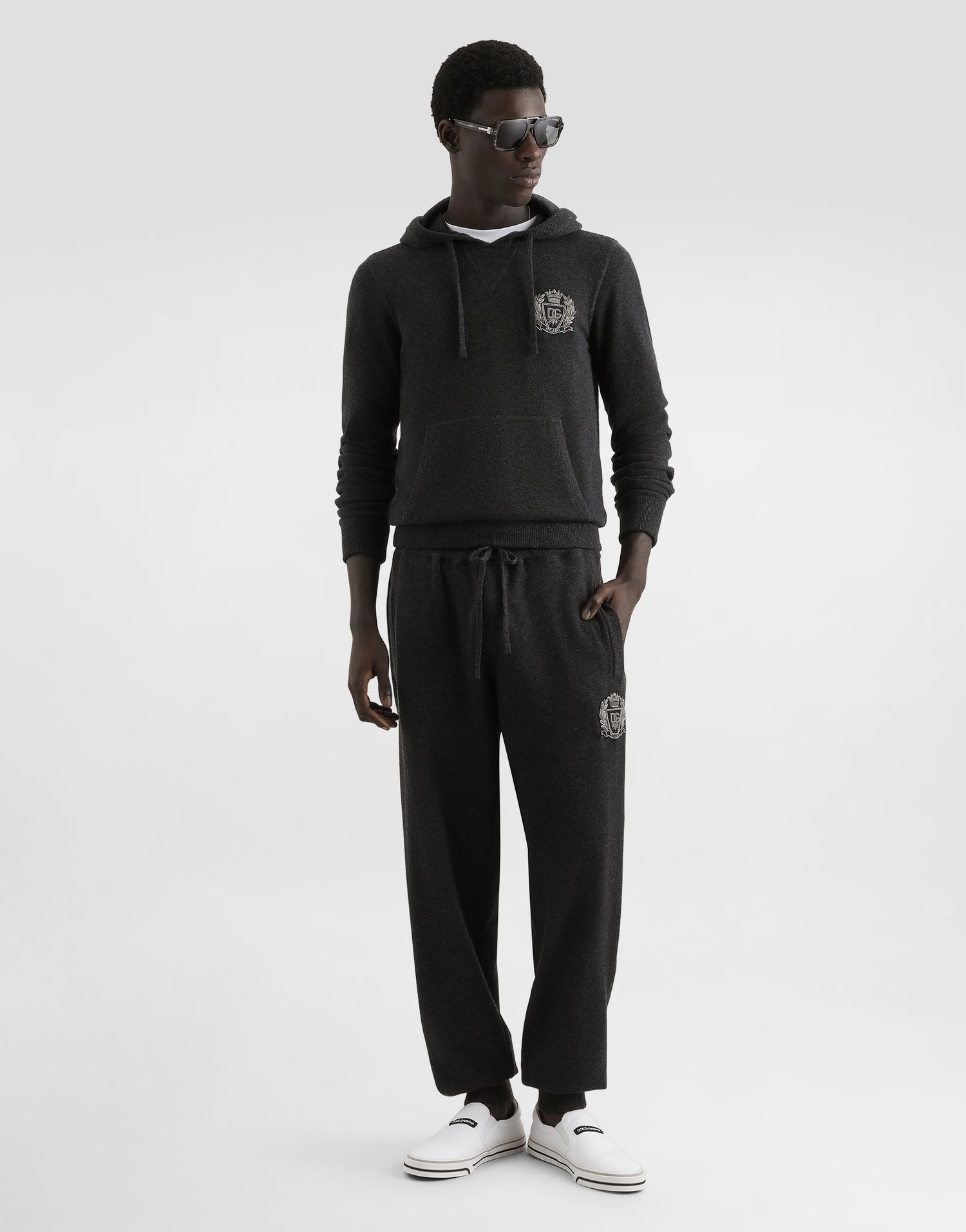 Суитчър Dolce & Gabbana Smooth Cashmere Hoodie with Embroidered Milano Crest Черно | GXX20ZJBWIRN1254, 1