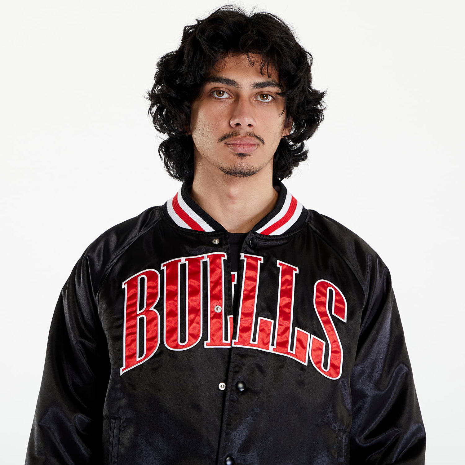 Яке бомбър New Era Chicago Bulls NBA Applique Satin Bomber Jacket UNISEX Black/ Front Door Red Черно | 60435456, 1
