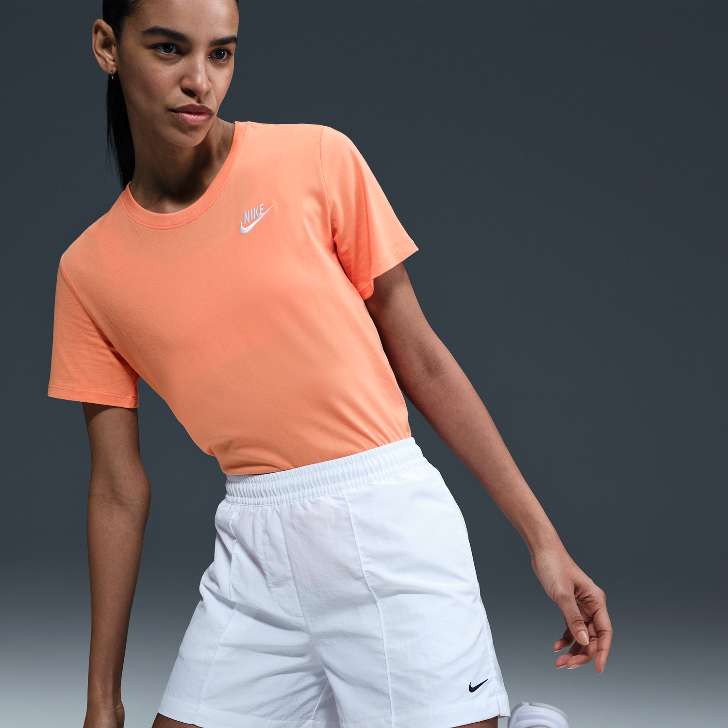 Тениска Nike Sportswear Club Essentials T-Shirt Оранжево
 | DX7902-844, 1