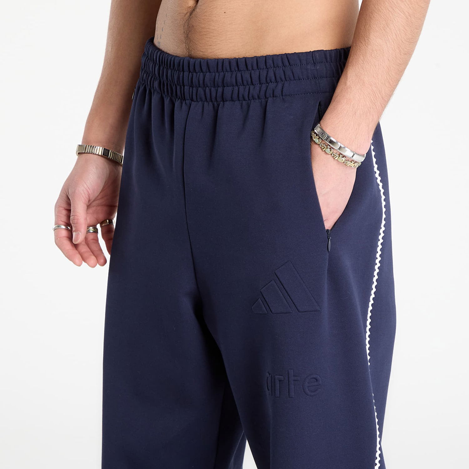 Спортни панталони adidas Performance Z.N.E. x arte Relaxed Fit Embossed Trackpants Тъмно синьо | KD1637, 1