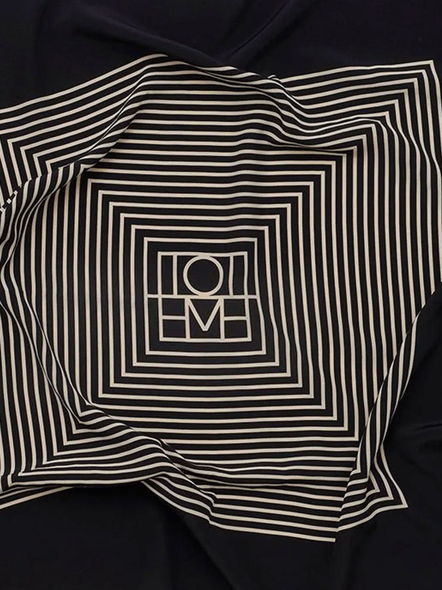 Шал TOTEME Geometric Print Silk Foulard by Черно | 211853801902, 1