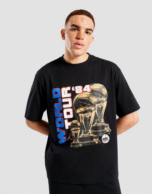 Тениска Jordan World Tour '84 Basketball Trophies Graphic Short Sleeve Crew Neck T-Shirt Черно | HV3899-010, 1