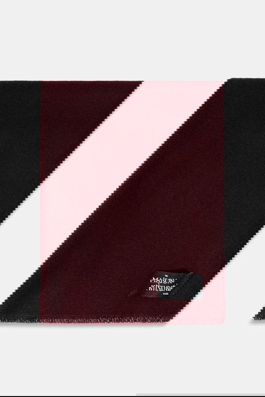 Шал MAISON KITSUNÉ Wool Fringe Scarf with Logo Patch Бургунди | PW06200WB0028, 1