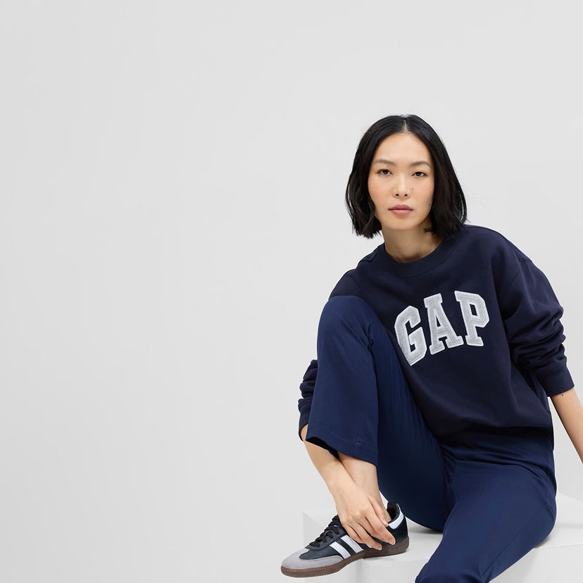 Суитчър GAP Crewneck Logo Sweatshirt Navy Uniform Тъмно синьо | 554936-12