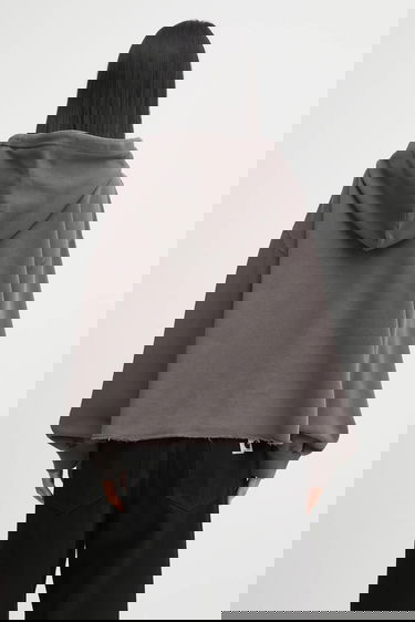 Суитчър Maison Margiela MM6 Oversized Cropped Hoodie with Raw-Cut Hem and Numbered Appliqué Сиво | S62GU0142.M25024.810, 2