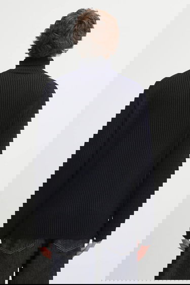 Пуловер C.P. Company Ribbed Wool Blend Turtleneck Sweater with Sleeve Pocket Тъмно синьо | 19CMKN220A006595A, 2