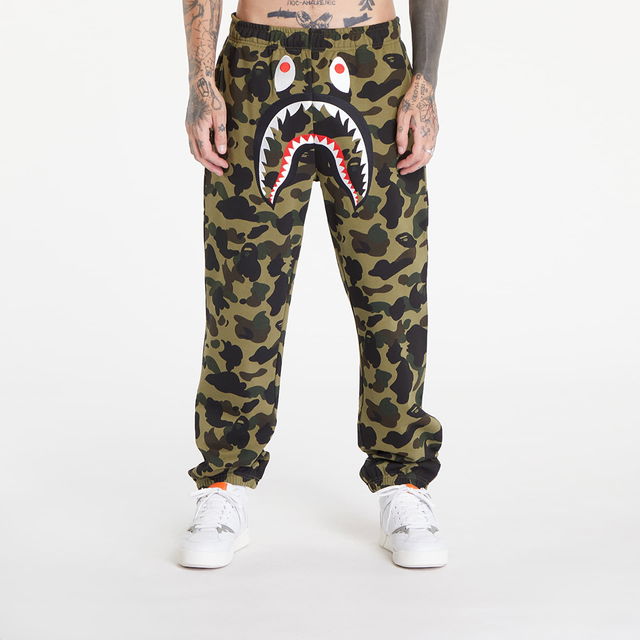 A BATHING APE 1St Camo Shark Sweatpants Green