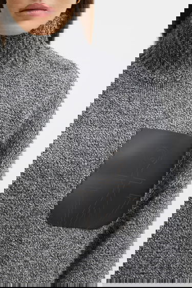 Пуловер JW Anderson JW Anderson Turtleneck Wool Blend Sweater with Leather Patch Pocket Сиво | KW1292.YN0367, 3